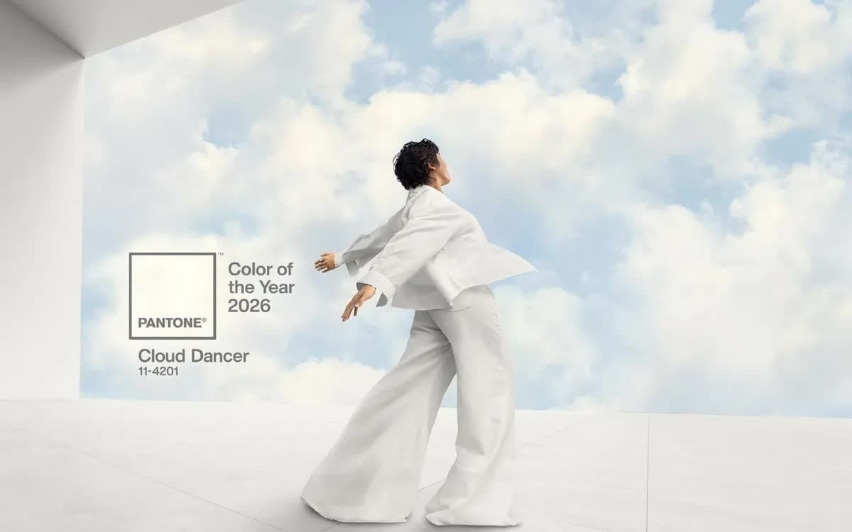 Xu hướng màu sắc năm mới 2026 từ Pantone công bố là sắc trắng: PANTONE 11-4201 Cloud Dancer 1 pantone color new year 2026 10