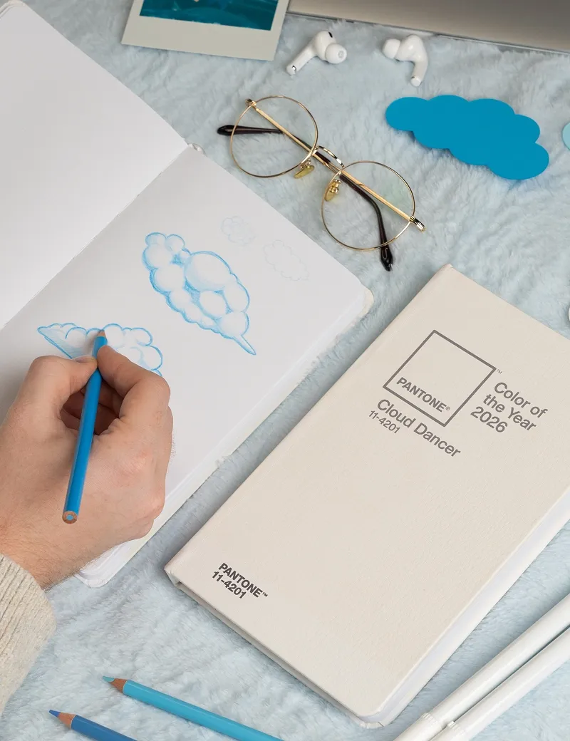 Xu hướng màu sắc năm mới 2026 từ Pantone công bố là sắc trắng: PANTONE 11-4201 Cloud Dancer 6 pantone color new year 2026 4